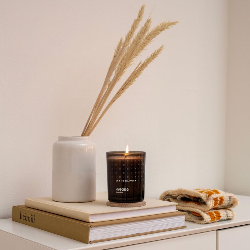 Skandinavisk Hygge 'Cosiness' Mini Scented Candle. Fragrance Notes: Black Tea and Mint Leaves, Dried Apples and Baked Cinnamon. 2.3 oz. - Image 5